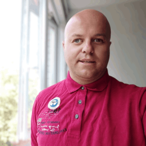 Luke – online English teacher giving Zoom class